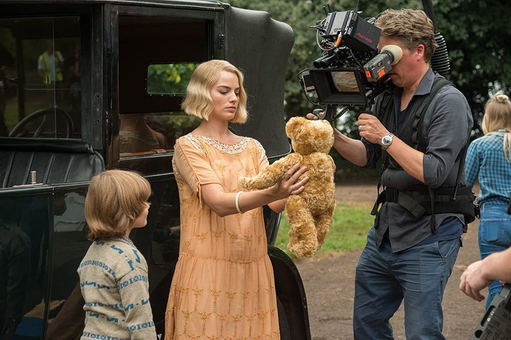 مارگو رابی در پشت صحنه فیلم «خداحافظ کریستوفر رابین» (Goodbye Christopher Robin)